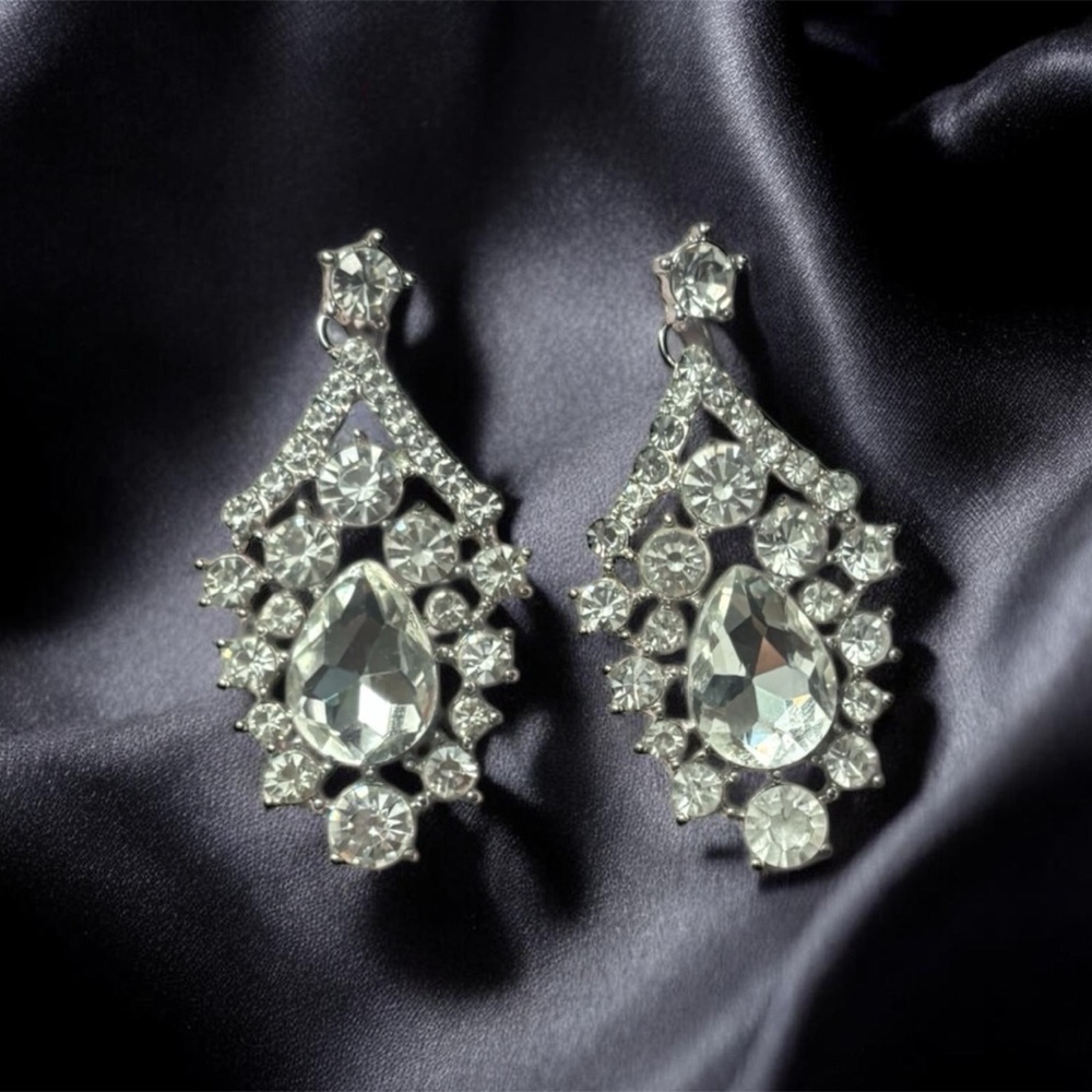 NWOT Crystal Teardrop Dangle Earrings - Silver Tone
